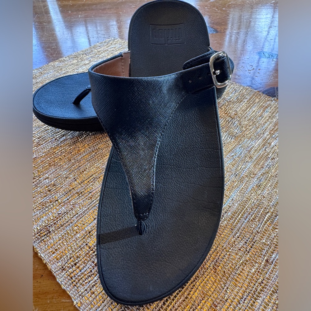 ✨Fitflop Black Adjustable Toe-strap Thong Sandals with Silver Buckle ✨